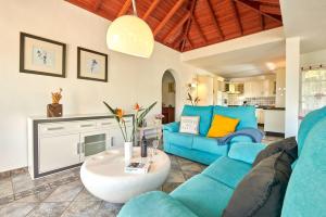 Una sala de estar con un sofá azul y una mesa. en Elisa, en El Paso
