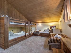 two bunk beds in a room with wooden ceilings at Appartement moderne proche pistes, 4 chambres, parking, WiFi - FR-1-562-58 in Courchevel