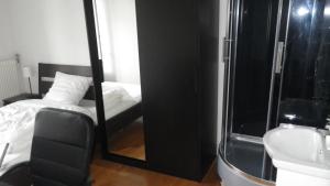 Rúm í herbergi á Chambre privée dans un appartement en colocation à Grenoble A3C6