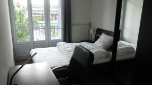 Rúm í herbergi á Chambre privée dans un appartement en colocation à Grenoble A3C6