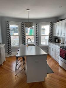 Kuchyň nebo kuchyňský kout v ubytování 86A King Bed 2bd 3bt on Queen St. Downtown
