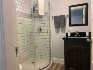 Koupelna v ubytování 86A King Bed 2bd 3bt on Queen St. Downtown
