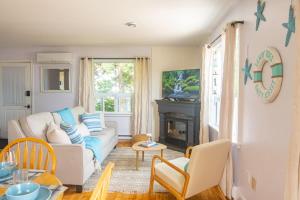 a living room with a couch and a fireplace at Waterfront Cottage beach access in Stratford