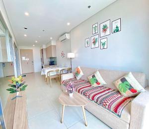 a living room with a couch and a table at Căn hộ nghỉ dưỡng 5 sao The Sóng Vũng Tàu in Vung Tau