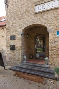 a brick building with steps leading to a doorway at Hotel Gemeente Huis in Nieuwpoort
