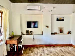 TV a/nebo společenská místnost v ubytování Mango Tree Villa