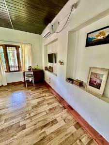 TV a/nebo společenská místnost v ubytování Mango Tree Villa
