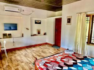 TV a/nebo společenská místnost v ubytování Mango Tree Villa