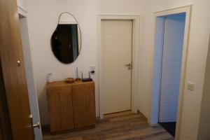 バート・ハルツブルクにあるFeWo DT ''Bismarck'' mit traumhafter Balkonaussichtの鏡付きの廊下 +4枚の写真