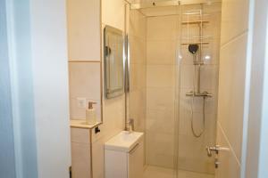 バート・ハルツブルクにあるFeWo DT ''Bismarck'' mit traumhafter Balkonaussichtのシャワー、トイレ、洗面台付きのバスルーム