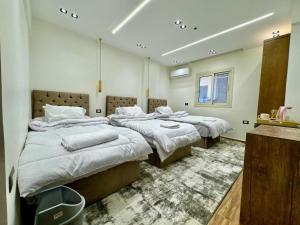 A bed or beds in a room at Shiny Pyramids "New Pyramids Gate"
