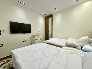 A bed or beds in a room at Shiny Pyramids "New Pyramids Gate"