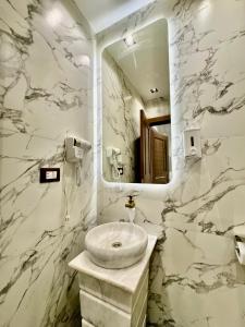 A bathroom at Shiny Pyramids "New Pyramids Gate"