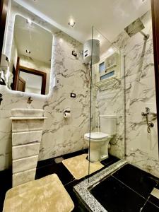 A bathroom at Shiny Pyramids "New Pyramids Gate"