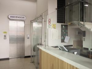 a kitchen with a counter with a sink and a elevator at Depeapan in Cali