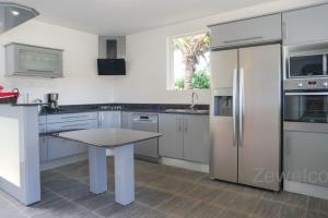 Kuchyň nebo kuchyňský kout v ubytování Villa Aquarium