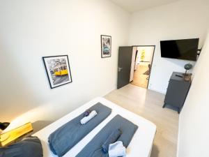 a bedroom with a tub in the middle of a room at #221 Moderne City Wohnung im Herzen von Neuss in Neuss