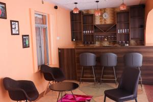 eine Bar mit Stühlen und einer Theke in einem Zimmer in der Unterkunft C & G house in Nairobi
