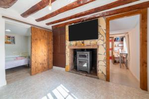 ベレス・ブランコにあるCortijo Albaのリビングルーム(暖炉、薄型テレビ付) +27枚の写真