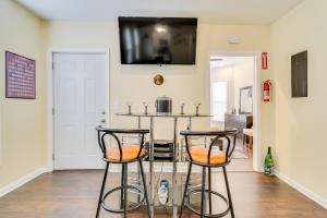 TV i/ili multimedijalni sistem u objektu 2 Mi to Syracuse University Apt with Fire Pit
