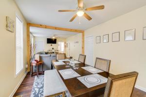 TV i/ili multimedijalni sistem u objektu 2 Mi to Syracuse University Apt with Fire Pit
