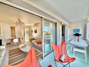 Χώρος καθιστικού στο Appartement vue sur les toits de Propriano