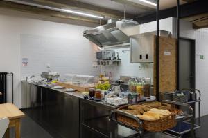 Majoituspaikan Zámecký Hotel Litomyšl keittiö tai keittotila