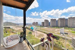 Dali Listening Seaview Villa大理听城海景别墅的阳台或露台