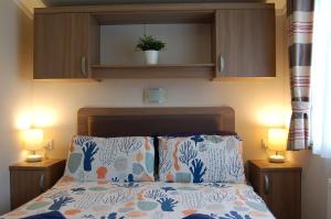 Ένα ή περισσότερα κρεβάτια σε δωμάτιο στο Seaview Caravan 129 Neptune Park in Tywyn