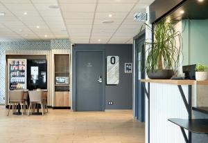 Kuchyň nebo kuchyňský kout v ubytování B&B HOTEL Paris Créteil