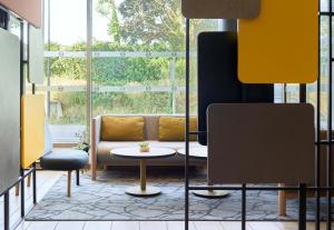 Posezení v ubytování B&B HOTEL Paris Créteil