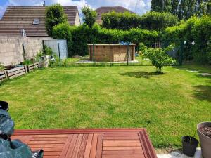 einen Hinterhof mit einem Garten mit einem Zaun und einem Hof sidx sidx sidx in der Unterkunft Grande maison jusqu'à 9 pers in Ézy-sur-Eure