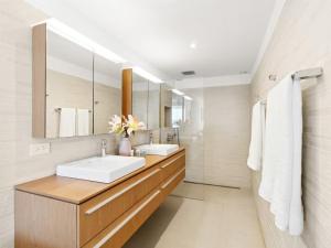 a bathroom with two sinks and a large mirror at This place was great to accommodate everyone in Koolbaai +27 photos