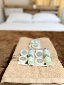 a group of four gauges sitting on top of a table at House Garden บ้านสวนสุพัตรา Room in Bang Lamung