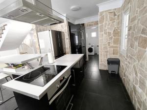 Koupelna v ubytování BEAUTIFUL VILLA - 4 bedrooms, heated pool, 2 priv car park places, fibre net, tv channels