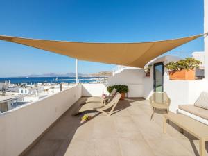 balkon z widokiem na ocean w obiekcie LevandaMykonos w mieście Mykonos