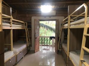Giường tầng trong phòng chung tại Jeet hostel and Stay Rooms