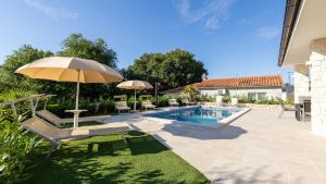 Bazén v ubytování Villa Laura by Villas Holiday nebo v jeho okolí