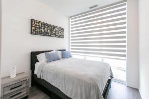 Billede fra billedgalleriet på Comfy 1BR Condo w Balcony BBQ Pool and Parking i Barrie