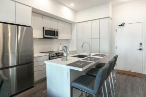 Billede fra billedgalleriet på Comfy 1BR Condo w Balcony BBQ Pool and Parking i Barrie