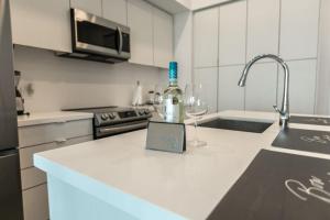 Billede fra billedgalleriet på Comfy 1BR Condo w Balcony BBQ Pool and Parking i Barrie