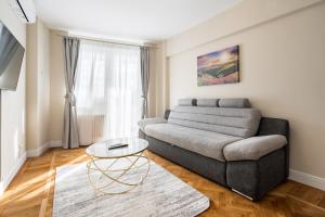 Posezení v ubytování City View Apartment with Private Balcony