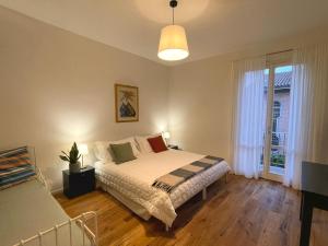 a bedroom with a bed and a large window at CasaCampo Affittacamere in Campogalliano