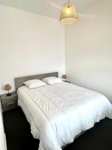 Ένα ή περισσότερα κρεβάτια σε δωμάτιο στο Appartement calme avec exterieur