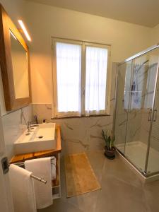 a bathroom with a sink and a shower at CasaCampo Affittacamere in Campogalliano