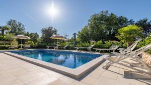 Bazén v ubytování Villa Laura by Villas Holiday nebo v jeho okolí