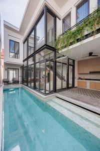 Poolen vid eller i närheten av 芭提雅市中心五卧室独栋泳池别墅