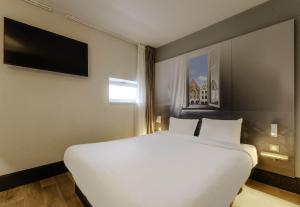 Katil atau katil-katil dalam bilik di B&B HOTEL Arras