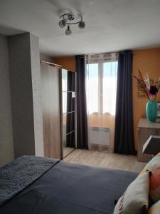 sypialnia z łóżkiem i przesuwanymi drzwiami szklanymi w obiekcie Villa avec jardin et piscine w mieście Cras +22 zdjęcia