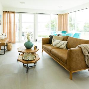 アウウドルプにあるAppartement Outside (4P) - Residence Kabbelaarsbankのソファとテーブルのあるリビングルーム